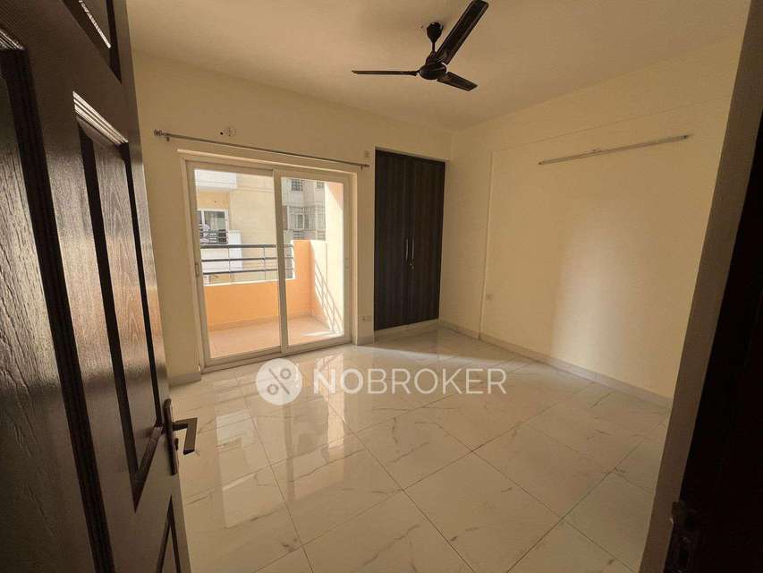 3 BHK Flat In Purvanchal Royal City For Sale  In Chi V