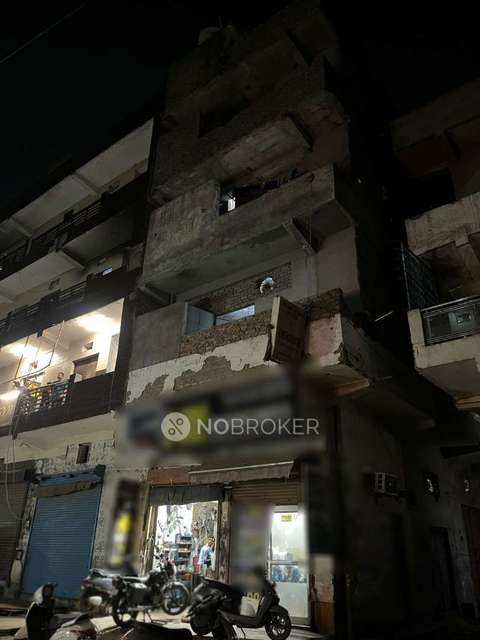 Showroom in Vishnu Garden, Delhi for Rent 