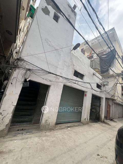 Godown/Warehouse in Subzi Mandi, Delhi for sale 