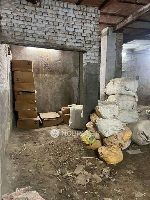 Godown/Warehouse in Subzi Mandi, Delhi for sale 