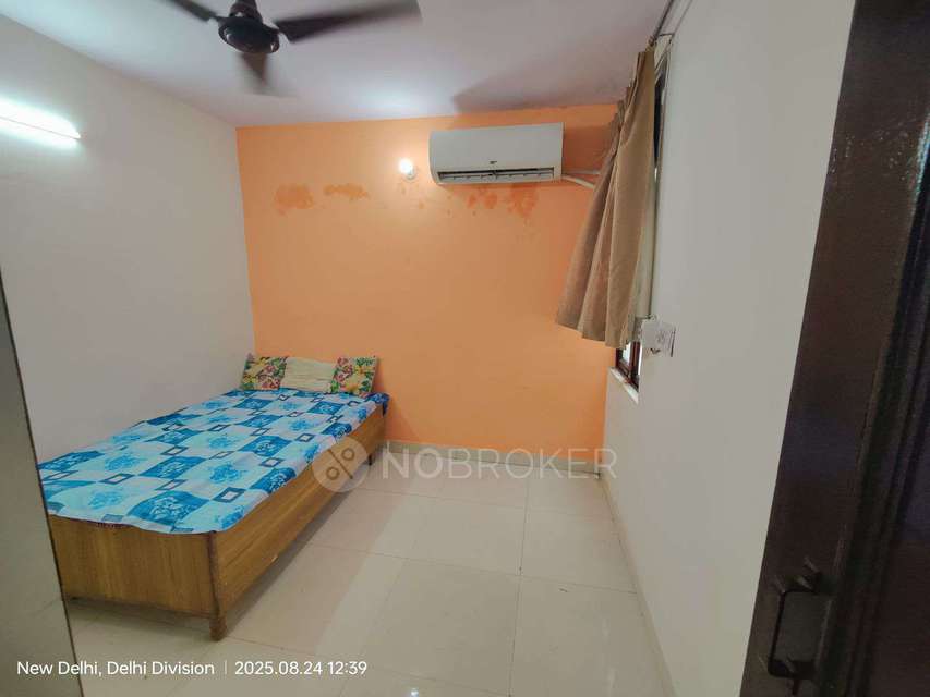 Single Room for Male In 3 BHK  In Standalone Building  In Uttam Nagar 