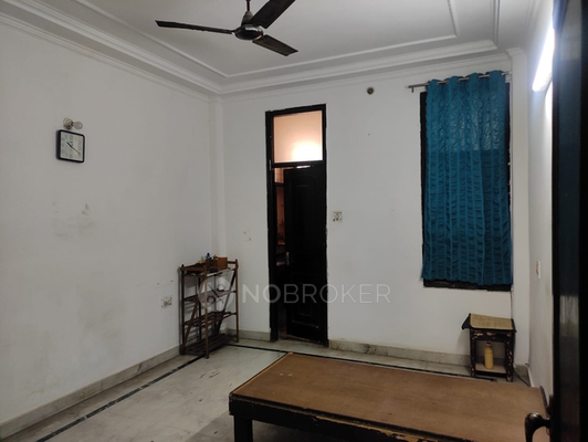 Single Room for Male In 3 BHK  In Mukherjee Nagar
