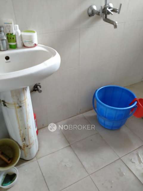 2 BHK Flat In Amrapali Village For Sale  In Indirapuram