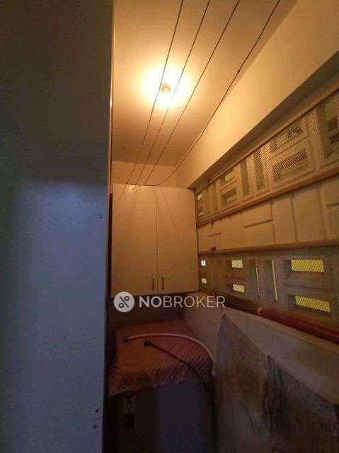 2 BHK Flat In Sarova Complex  For Sale  In  Kandivali East