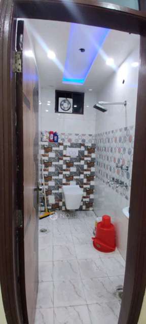 2 BHK Flat In Gali No. 9 Chanakya Place For Sale  In Chanakya Place