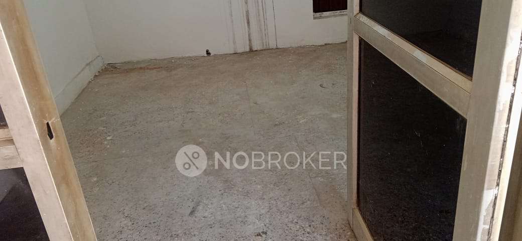 Shop in West End Colony, Delhi for Rent 