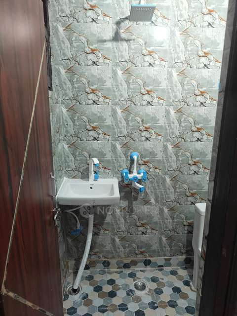 2 BHK Flat In Maneet Apartment, Shalimar Garden For Sale  In Shalimar Garden