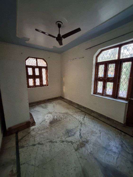 Rohini Sector 16 Rent WITHOUT BROKERAGE Semifurnished 3 BHK Rental