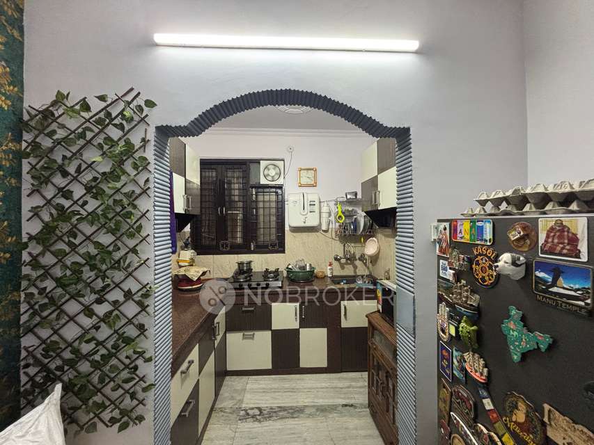 4 BHK Flat In Govind Puri For Sale  In Govindpuri