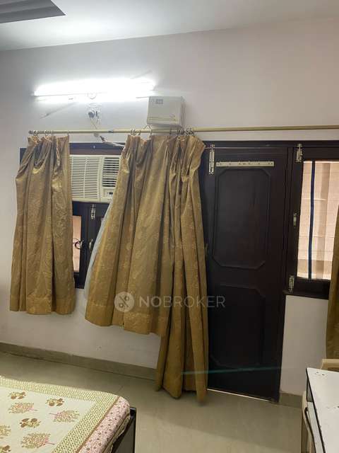 Single Room for Female In 4 BHK  In Sector 14