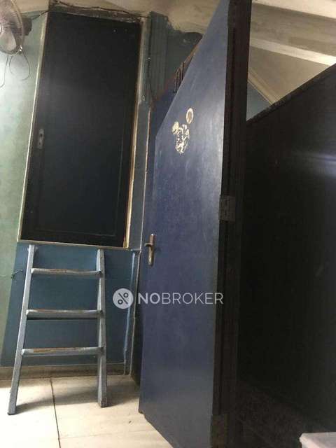 4 BHK Flat In Shantinath Jain Building For Sale  In Bhuleshwar