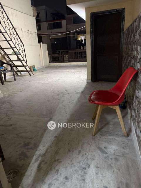 Shared Room for Female In 1 BHK  In Mukharjee Nagar