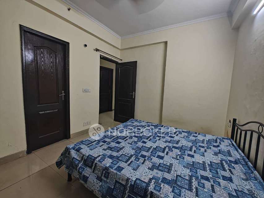 Single Room for Male In 3 BHK  In Golf City 8 In Sector 75