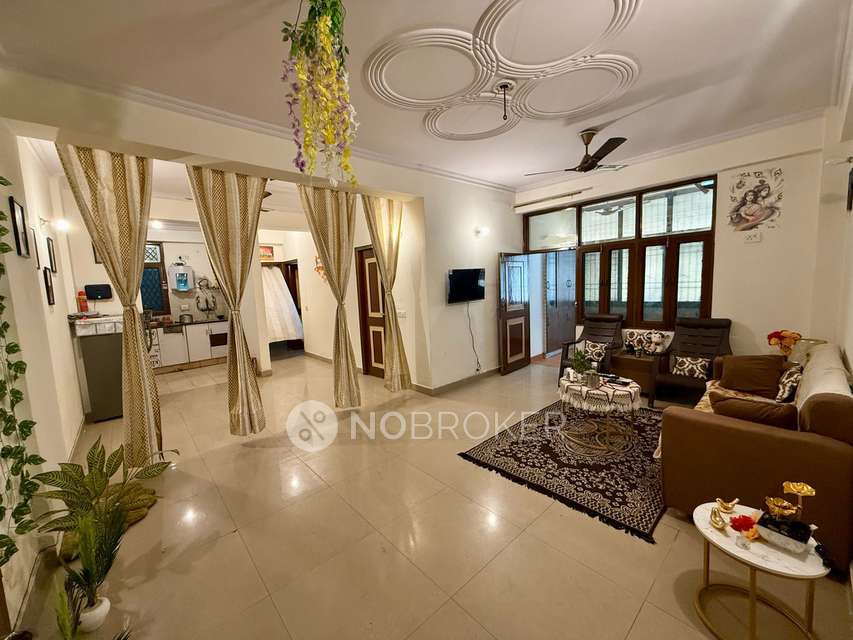 Single Room for Female In 2 BHK  In Amrapali Village In Indirapuram