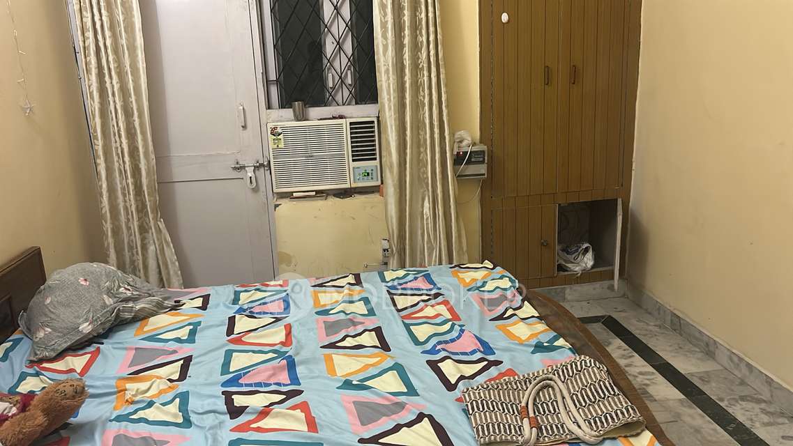 Single Room for Male In 2 BHK  In Sector 14