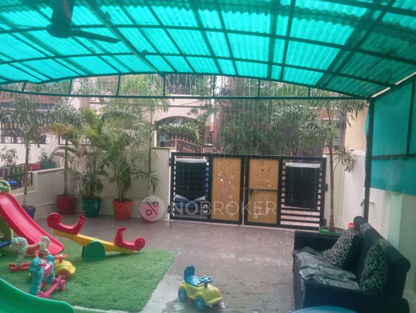 PG for Girls in Officers Colony