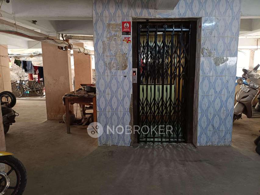 Single Room for Male In 3 BHK  In Vasantha Valley In Kondapur,