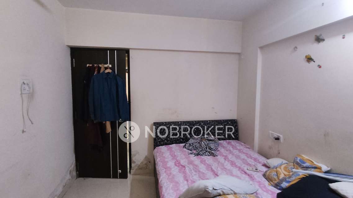 2 BHK Flat In Ch Medha Chsl For Sale  In Kandivali West