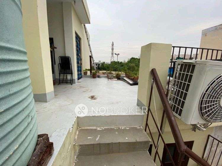 2 BHK Flat In Housing Board Colony For Sale  In Sector 21d