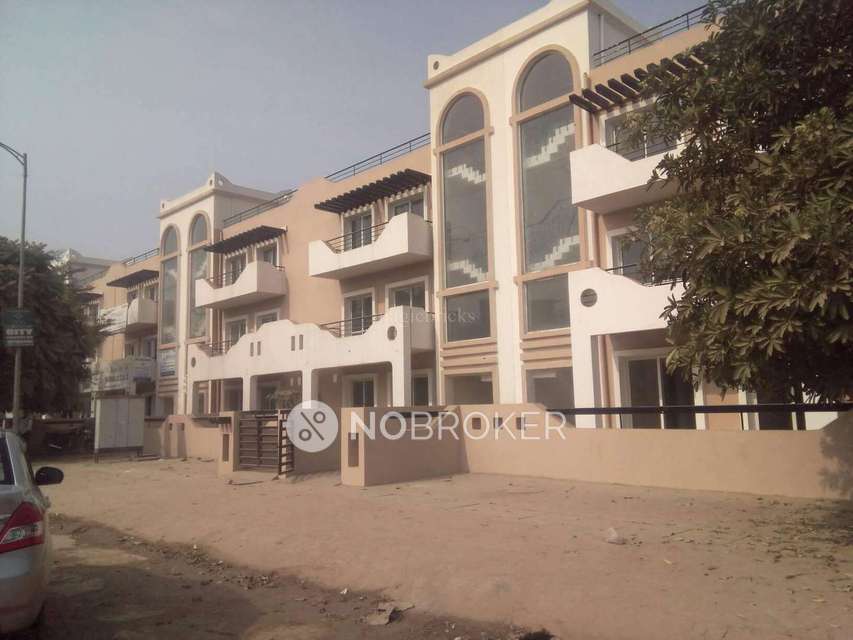 4+ BHK Flat In Bptp Park For Sale  In Sector 81