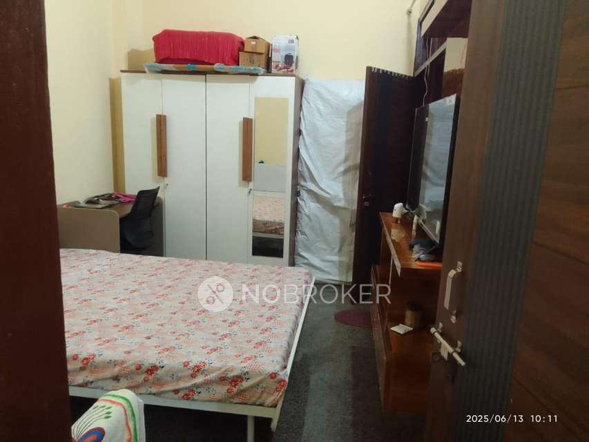 Single Room for Female In 2 BHK  In Sector 33