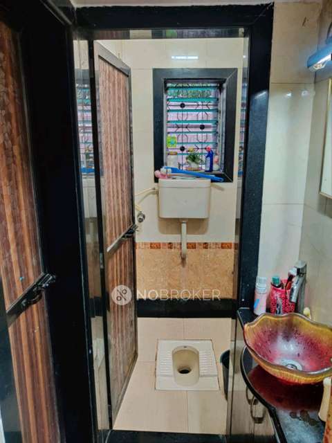 1 BHK Flat In Stansalone Building For Sale  In Parel