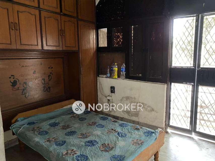 1 BHK Flat In Standalone Building  For Sale  In Lajpat Nagar 4