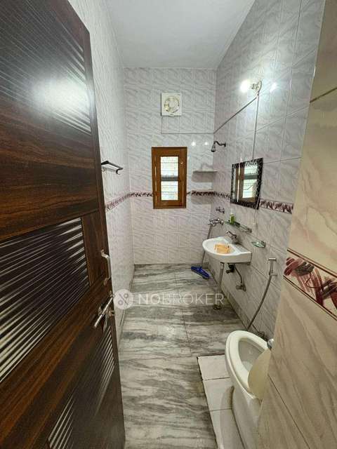 2 BHK Flat In Tower Appartments For Sale  In Pitampura