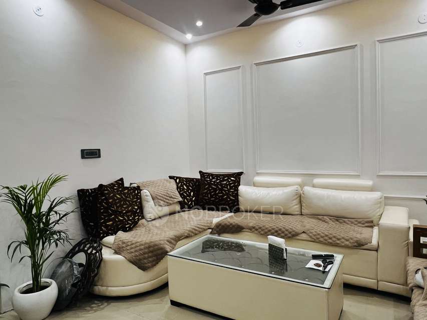 2 BHK Flat In Standalone Building  For Sale  In  Janakpuri