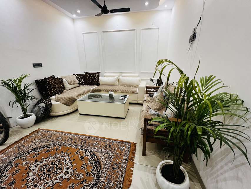 2 BHK Flat In Standalone Building  For Sale  In  Janakpuri