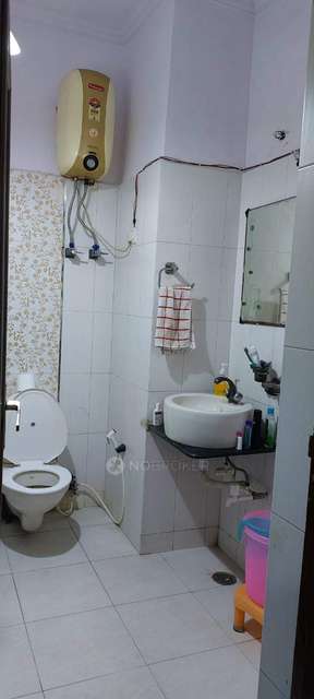 PG for Girls in Sector 132 Bridge