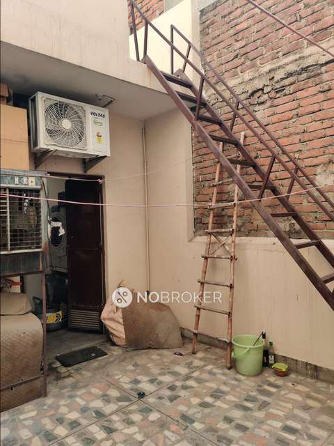 Shared Room for Female In 3 BHK  In Standalone Building  In Krishna Nagar 