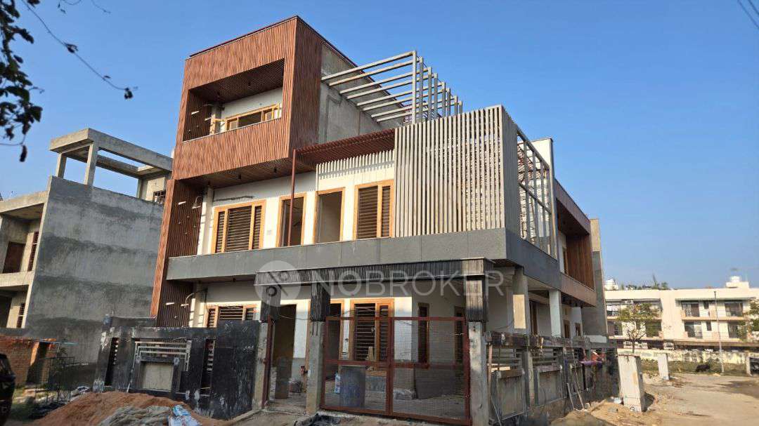 4+ BHK House For Sale  In Wave City, Sector 2 , Park