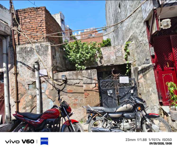 Godown/Warehouse in Nathu Colony, Shahdara, Delhi for sale 