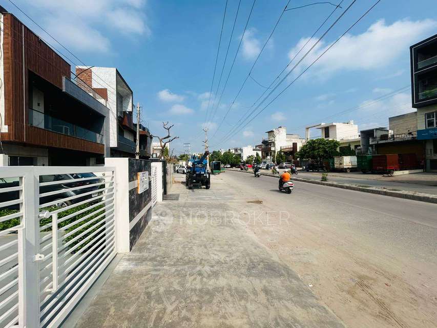 Godown/Warehouse in New Industrial Town, Faridabad for Rent 