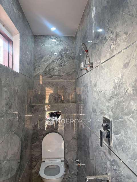 4+ BHK Flat For Sale  In Razapur Khurd