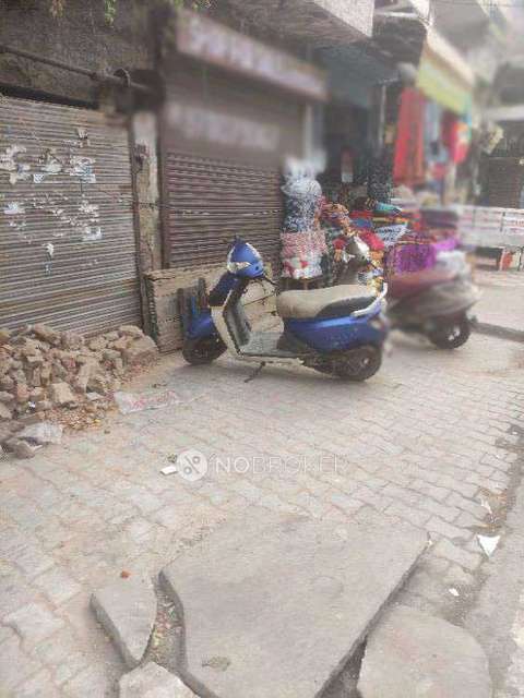Shop in Basant Vihar, Delhi for sale 