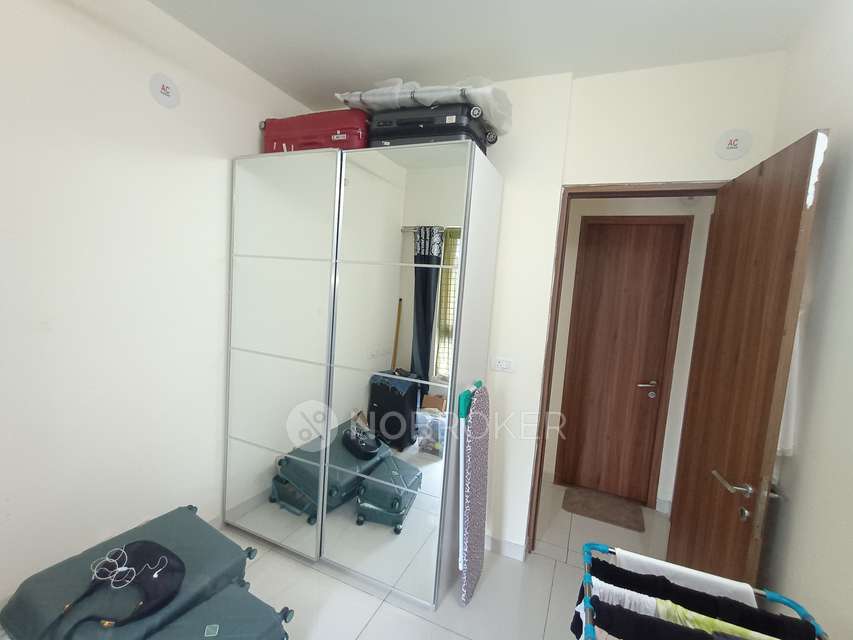 2 BHK Flat In S D Corporation For Sale  In Kandivali East