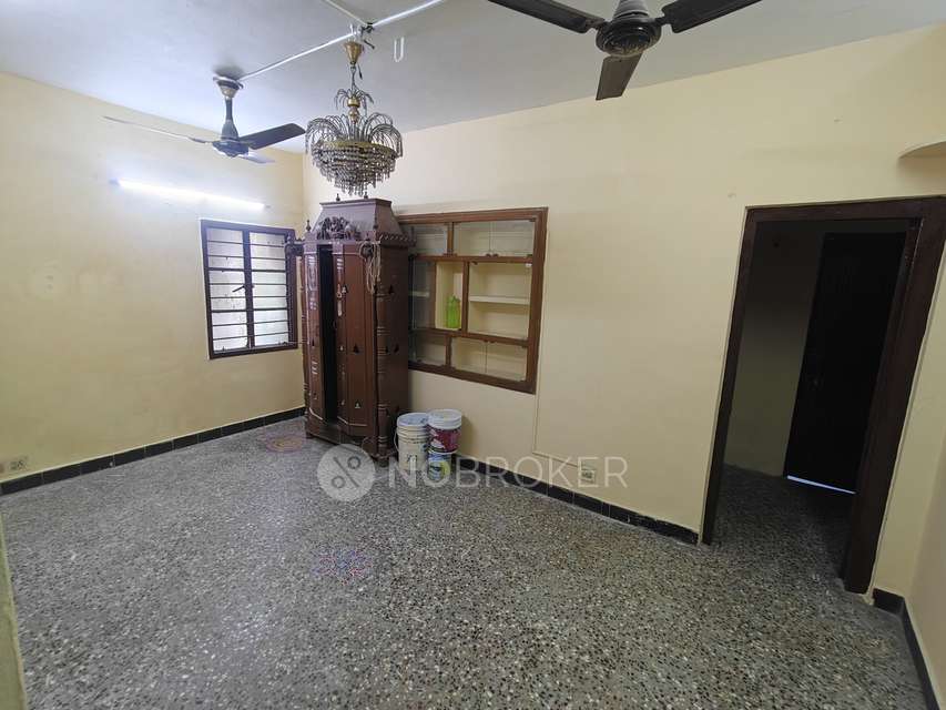 1 BHK Flat In Bank Of India Building For Sale  In  2nd Cross St,kodambakkam, Chennai.