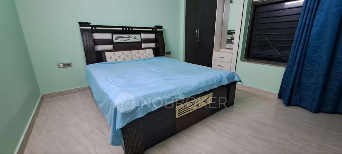 Single Room for Female In 3 BHK  In Sector 52