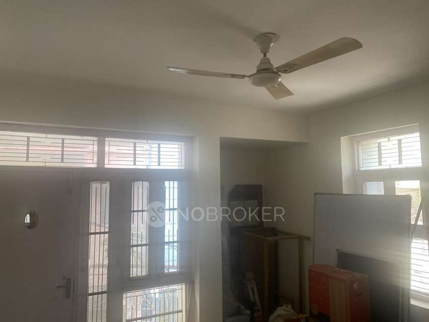2 BHK Flat In Kuber Building For Sale  In Chhatarpur