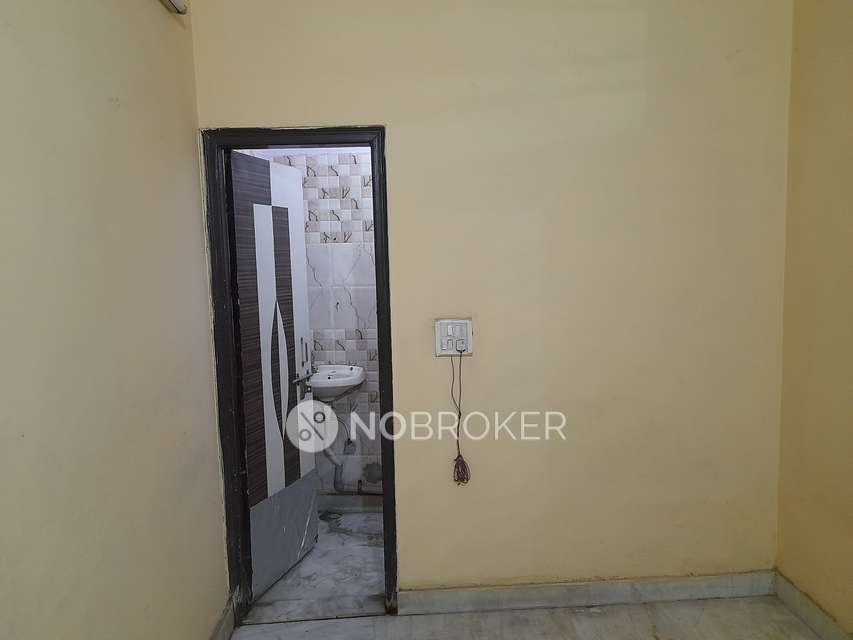 1 BHK Flat In Apartment For Sale  In Azadpur