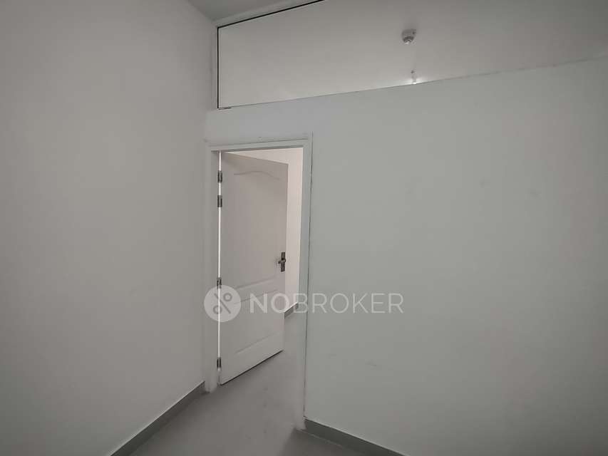 Commercial Property in  Amrapali Dream Valley, Noida for Rent 