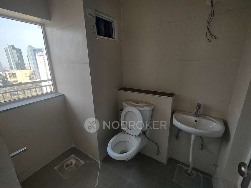 Commercial Property in  Amrapali Dream Valley, Noida for Rent 