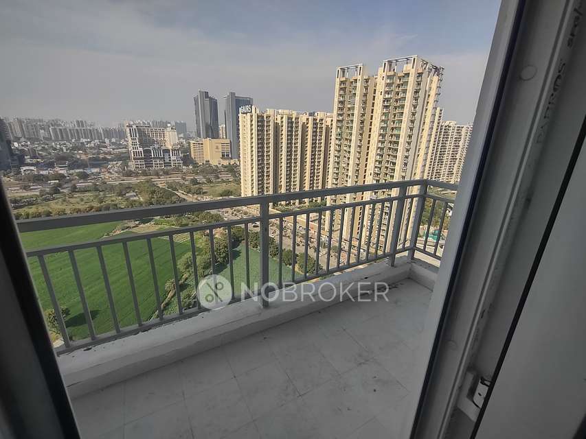 Commercial Property in  Amrapali Dream Valley, Noida for Rent 