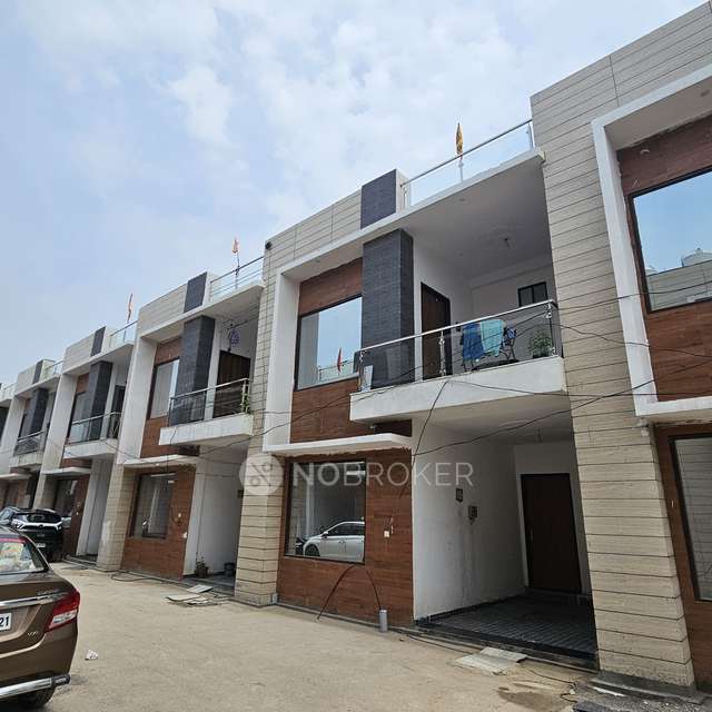 4 BHK Flat In Signature Villa  For Sale  In Sector 16b