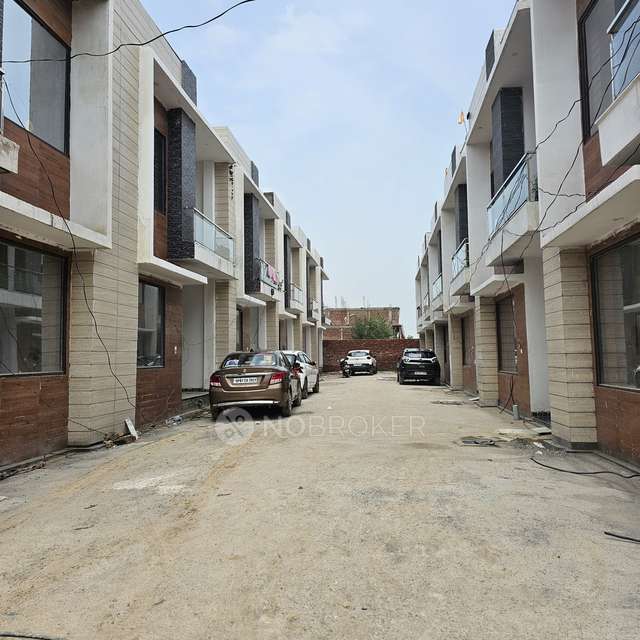 4 BHK Flat In Signature Villa  For Sale  In Sector 16b