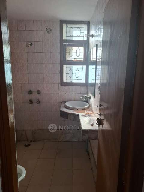 2 BHK Flat In Pmo Cooperative Housing Socity Ltd, Sector-62, Noiida For Sale  In Sector 62