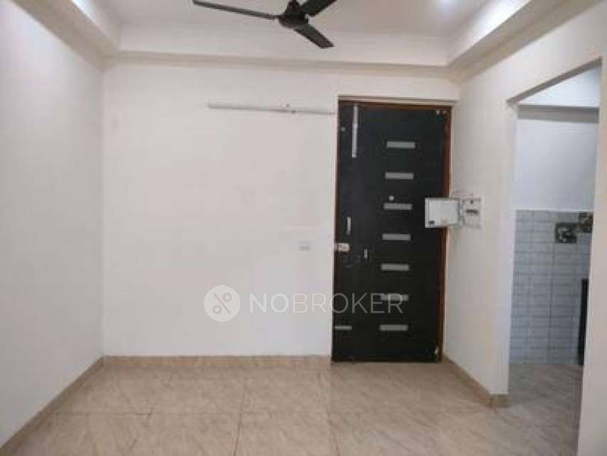 Single Room for Male In 2 BHK  In Gaur City 7th Avenue In Sector 4, Greater Noida