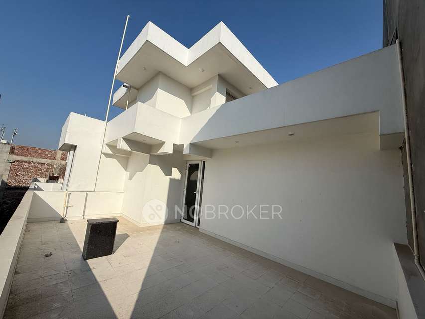 Industrial Building in Sector 69, Noida for Rent 